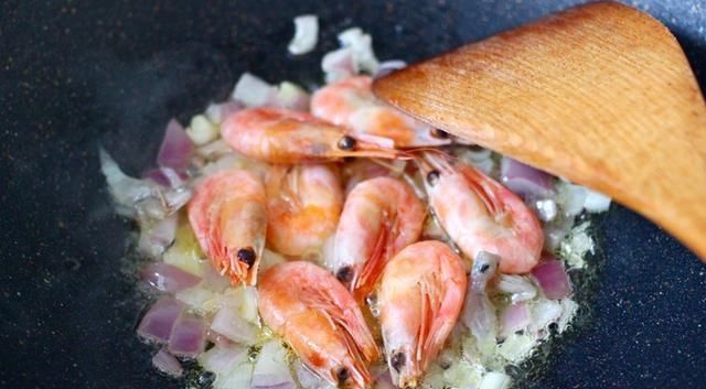  「口感」豪华版的炒饭，剩米饭加厨房边角料，营养口感都翻倍