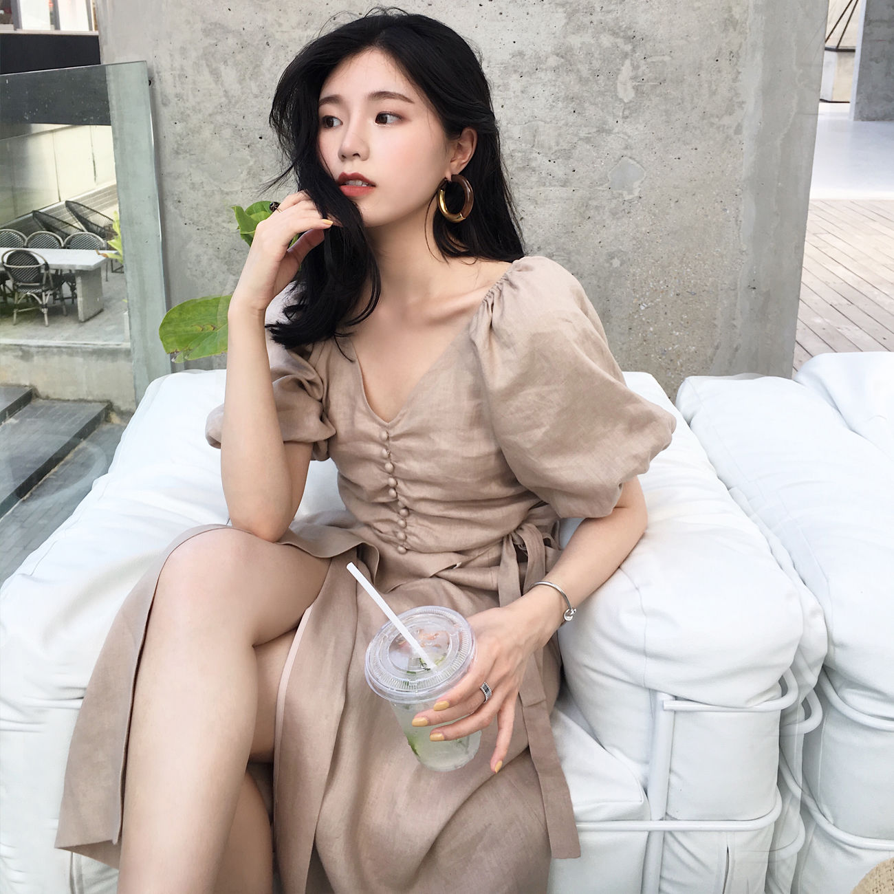 个性T恤落伍了，当下时髦女人流行穿“欧版裙”+高跟鞋，超嫩美