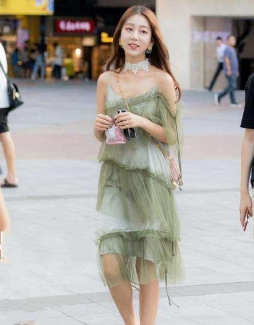 街拍：穿着时尚飘逸长裙的美女们，个个身材高挑又苗条，靓丽动人