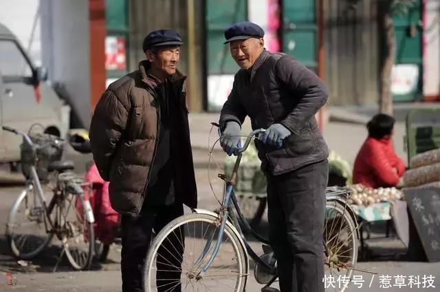  不住@农村俗语“富不住大屋，穷不行远路”，后一句却少有人知