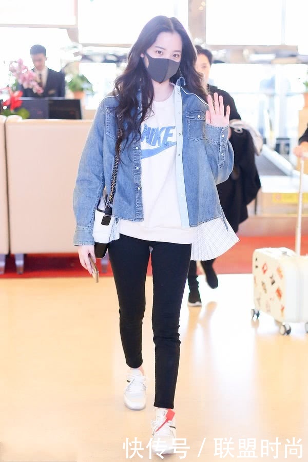 欧阳娜娜真猛!这么大胆的牛仔裤也敢穿出门,网友:我怕被人笑!
