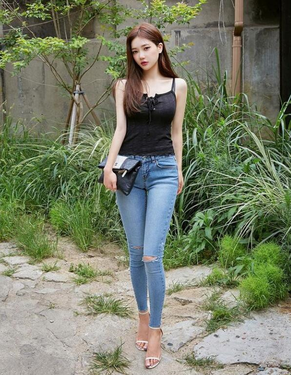 每日街拍:优雅迷人的牛仔裤美女穿出匀称有致好身材,非常亮眼!