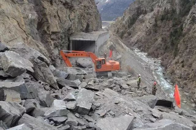 “大家好，我叫川藏线，是一个成熟的公路，这是我的自我介绍”