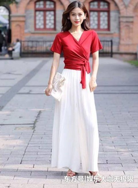 『气质』街拍:丹唇外朗的美女,一件红色上衣配白色长裙,时尚女神气质美