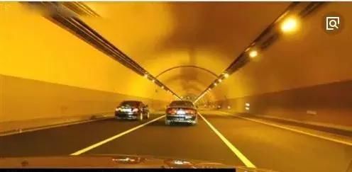 夜间开车上高速，应该使用近光还是远光灯，很多新手司机都选错了