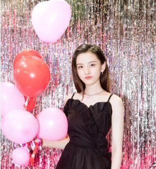 宋祖儿身穿轻纱遮面潮流感十足，这双腿太吸睛，诱惑十足