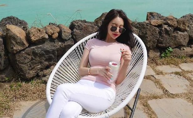 时尚街拍：动人心扉的牛仔裤姑娘，秀出高挑身材，展现青春活力！