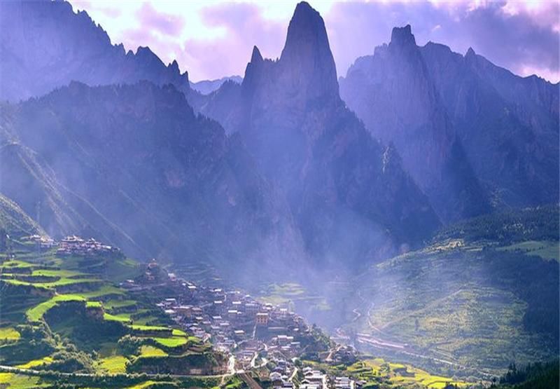  美景：中国一被群山环绕的景区，仅有一条小路通行，却有世外桃源的美景