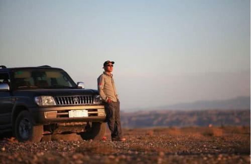 为啥老司机到无人区不在车上过夜，非要住帐篷？到半夜你就明白了