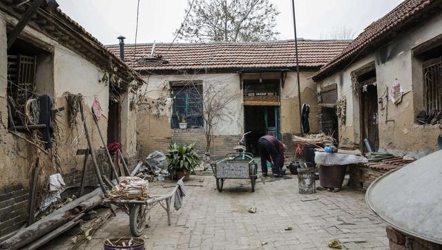 有农民辛辛苦苦盖好新房，却不装修也不住人！专家：到底想干嘛？