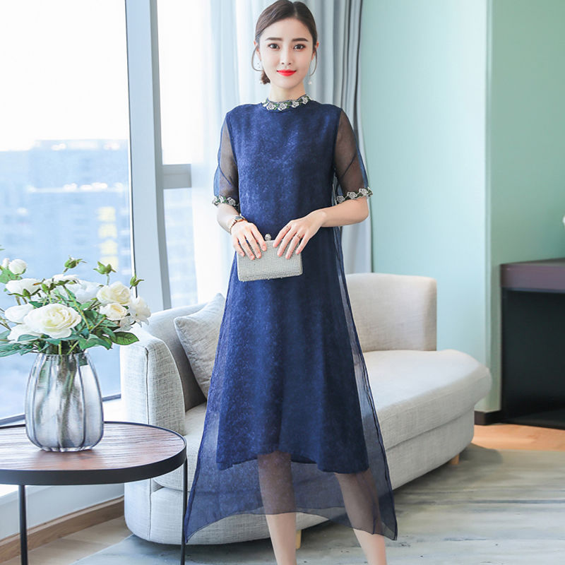 50岁女人有钱就尽量多打扮，欧根纱裙+裸鞋，穿出迷人好气色