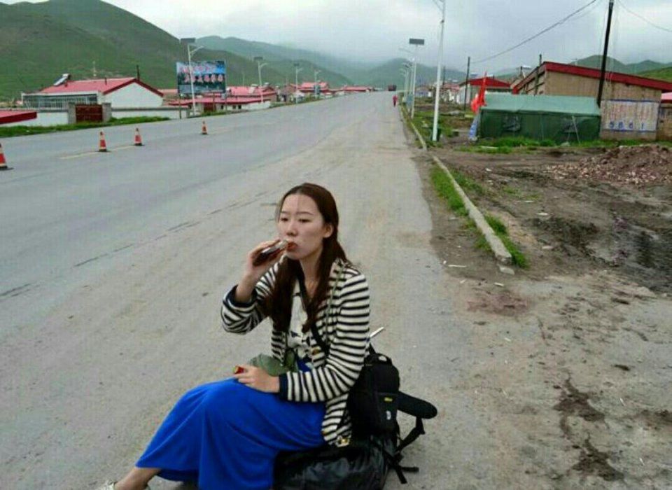 穷游川藏美女驴友背包上写着的求RB是啥意