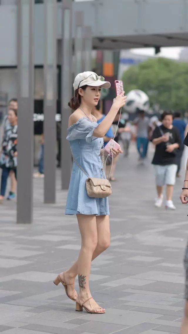 路人街拍，小姐姐穿着非常简单，但是显得很高调，腿长挡不住！