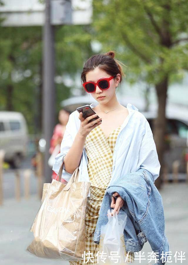 「 感觉」时尚气息满满,街拍:两位小姐姐戴的礼帽有一种贵族气息