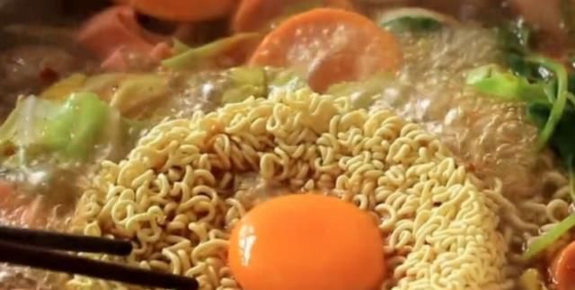  【逆袭】它是中国泡面界最大的黑马! 一个月卖出8亿袋, 逆袭康师