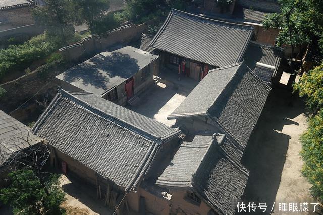 无人机在深山发现200年的四合院，40万也不卖，看看值不值