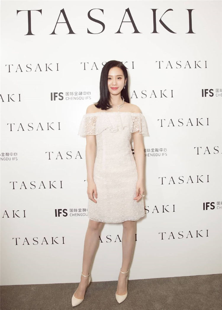 刘诗诗粉T配皮裙，暴露一双惊艳美腿，不想却被“塑料帽”给抢镜