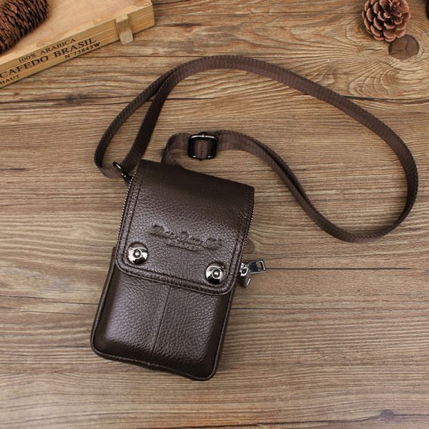 出门在外，手机香烟携带不方便，很多人都选择带上这款手机腰包