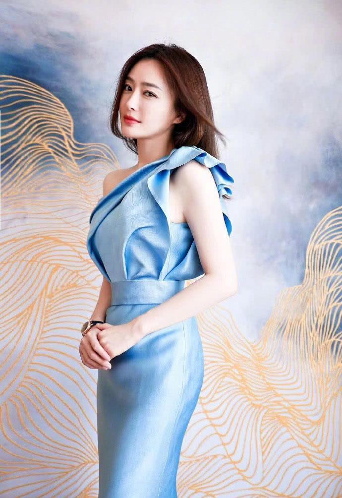 秦岚身穿斜肩鱼尾长裙, 好身材一览无余, 网友: 正经起来真要命