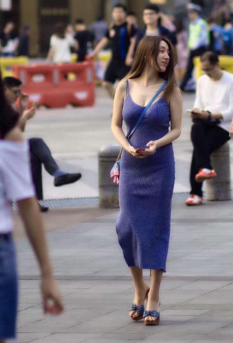 时尚街拍，街头偶遇穿开叉裙的姐姐，凹凸有致好身材深深的吸引了