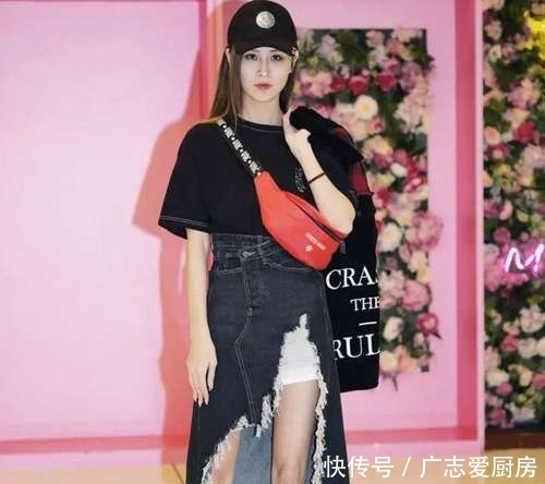 #百看不厌#街拍穿牛仔裙的女子,亭亭玉立的优美身材,让人百看不厌