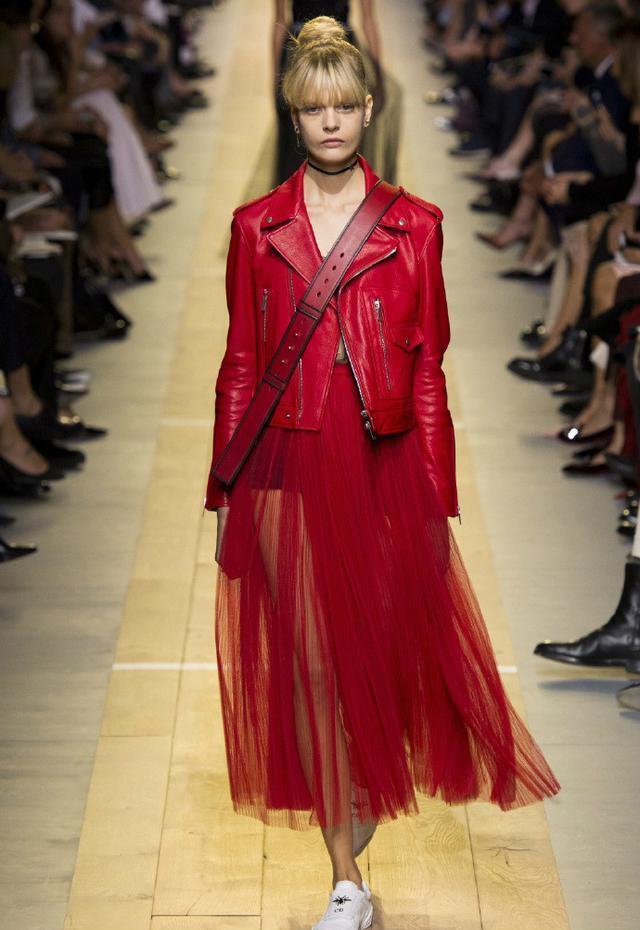 刘亦菲阿sa同穿红色皮衣，一个清纯似仙女一个风尘似舞女