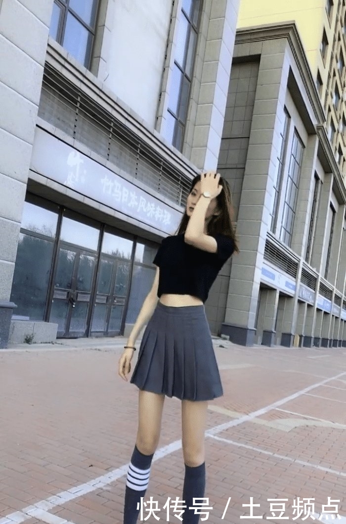  偶遇@街头偶遇穿着短裙跳舞的美女，动作标准，演绎魅力十足