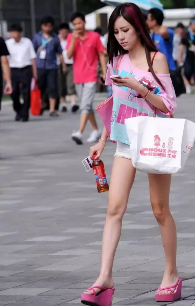 街拍:偶遇阳光小姐姐，估计刚踏入社会不久!