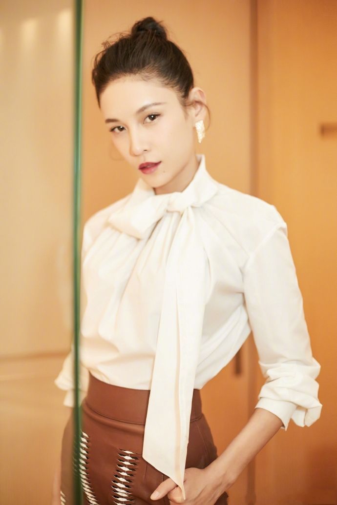 张蓝心才是传说中的“腿玩年”穿上牛仔裤,连杨幂都自愧不如