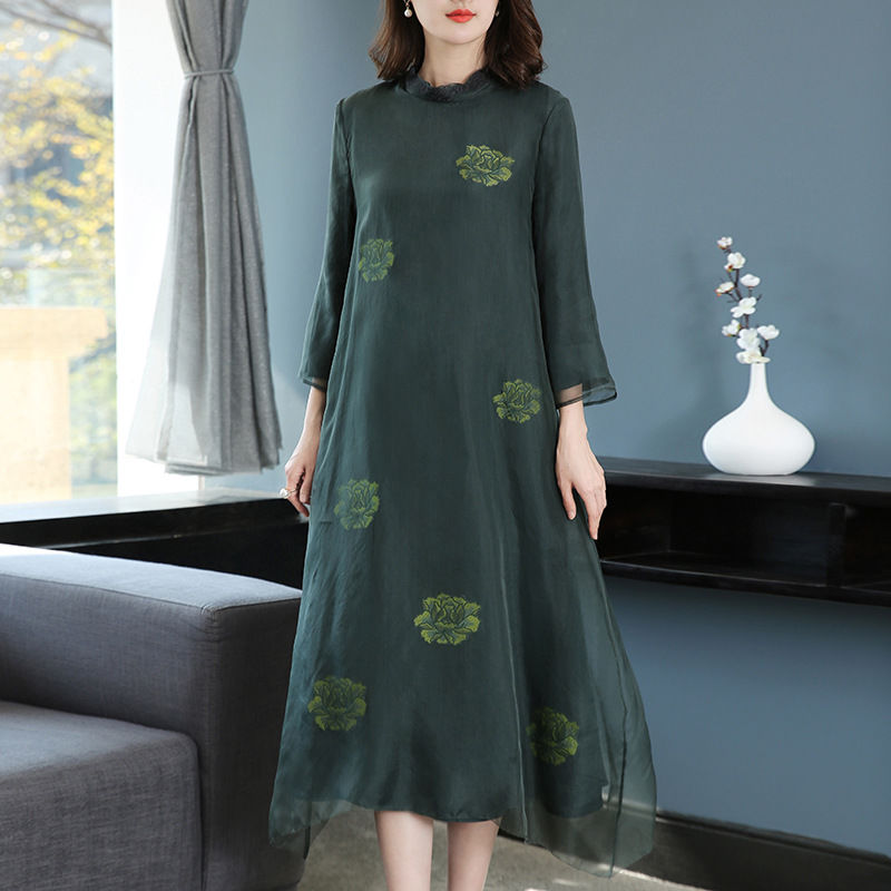 立秋到了，瞧瞧刚刚上新的连衣裙，独特迷人，上身白嫩漂亮飞起来