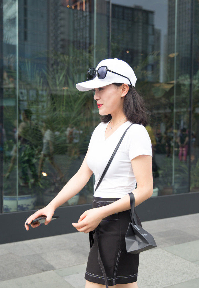 成都街拍，同样的搭配又不同的风格，你喜欢哪一位的穿搭?