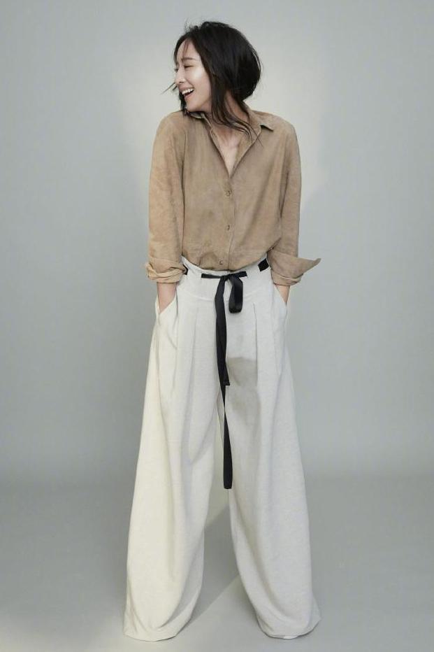 张钧甯复古衬衫配阔腿裤, 大长腿成俩柱子, 真的显得又短又粗