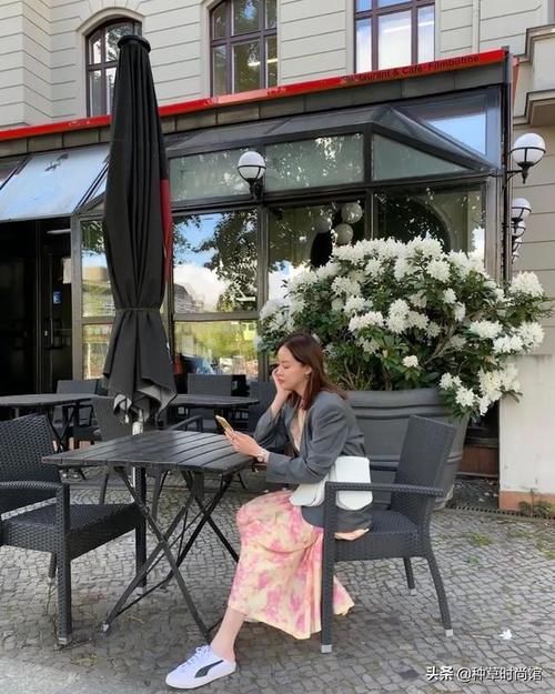 『 反差感』+ 裙子”才是今春王炸穿搭，扔掉高跟鞋！“平底鞋