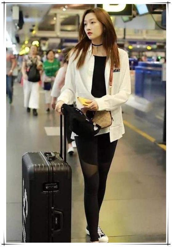 被关晓彤惊艳了!吊带连体裤穿出国际超模范儿,鹿晗真是捡到宝了