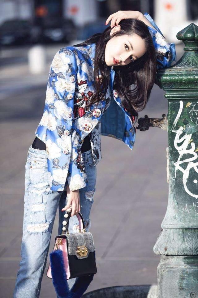 迪丽热巴吊带粉裙清新仙美，皮衣短袖拽酷有型，美的像仙女下凡