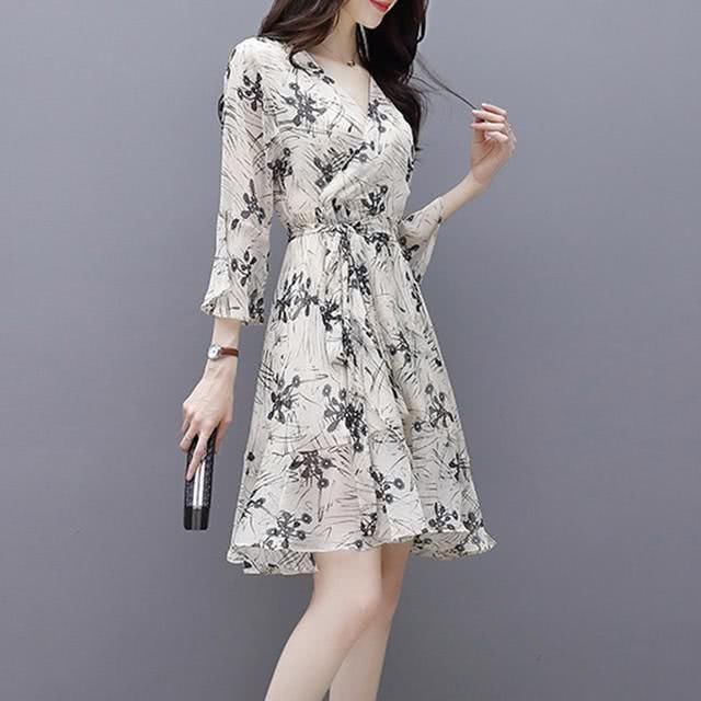 太美了！40岁女人穿上这些素雅温柔连衣裙，清新仙嫩的像个小姑娘