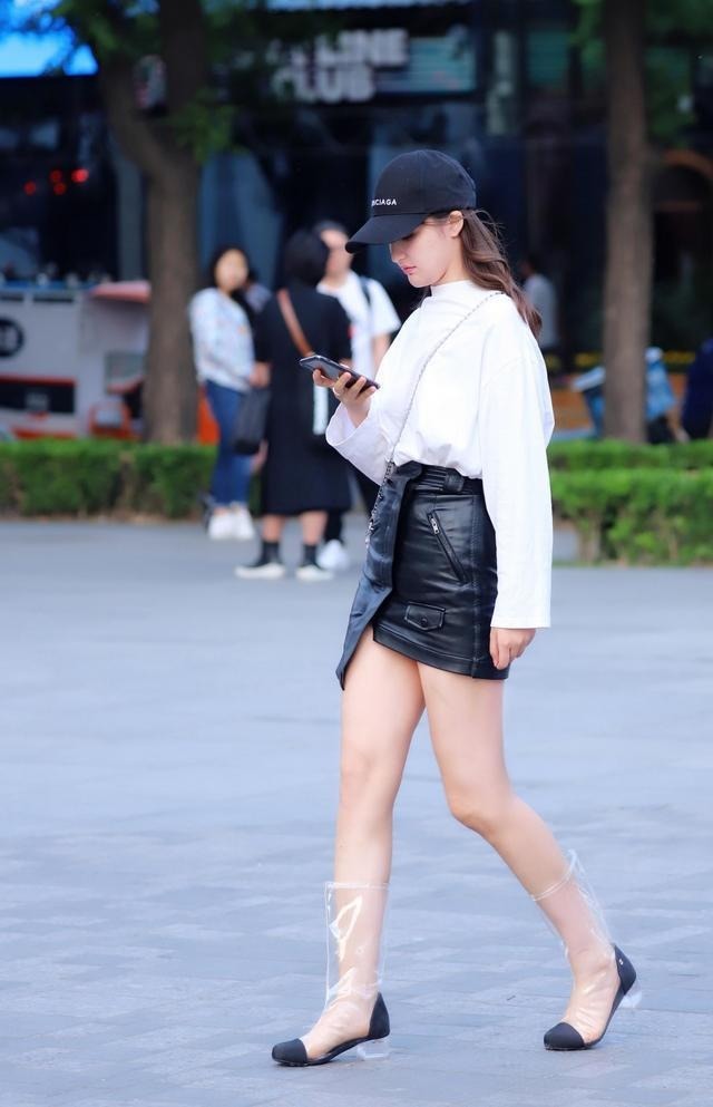 展现出|街拍:充满时尚气息的美女,展现出自己与众不同的魅力