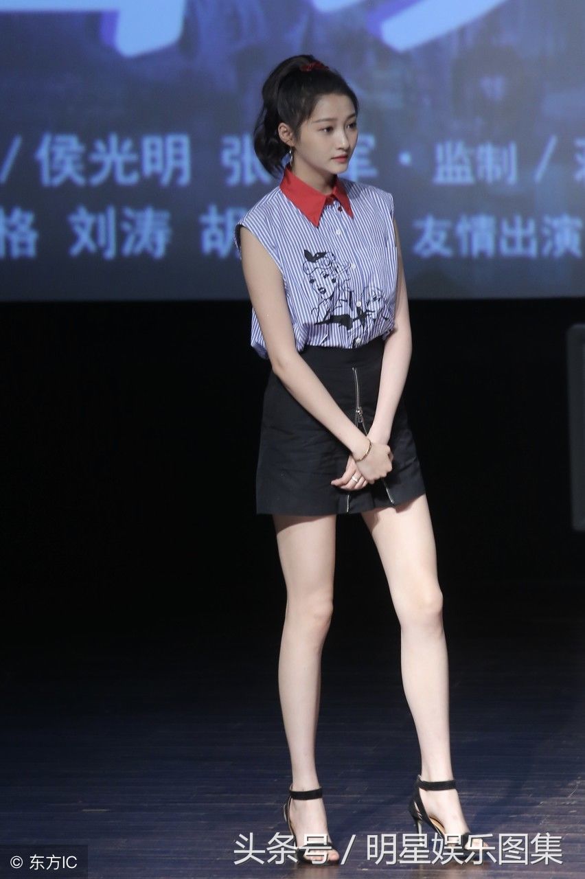 关晓彤出席某活动，秀长腿高跟玉足，网友:怪不得鹿晗喜欢她
