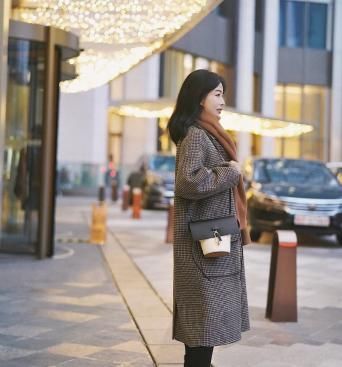  领针织衫：40岁女人穿衣想要得体又优雅,应该讲究的5个穿衣小技巧