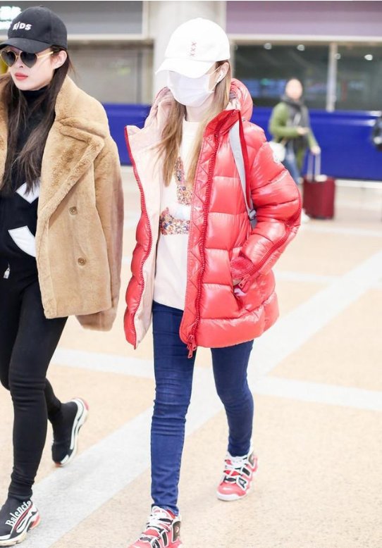 李小璐又换新发色却遮着不给看，穿红色羽绒服还没旁边闺蜜洋气