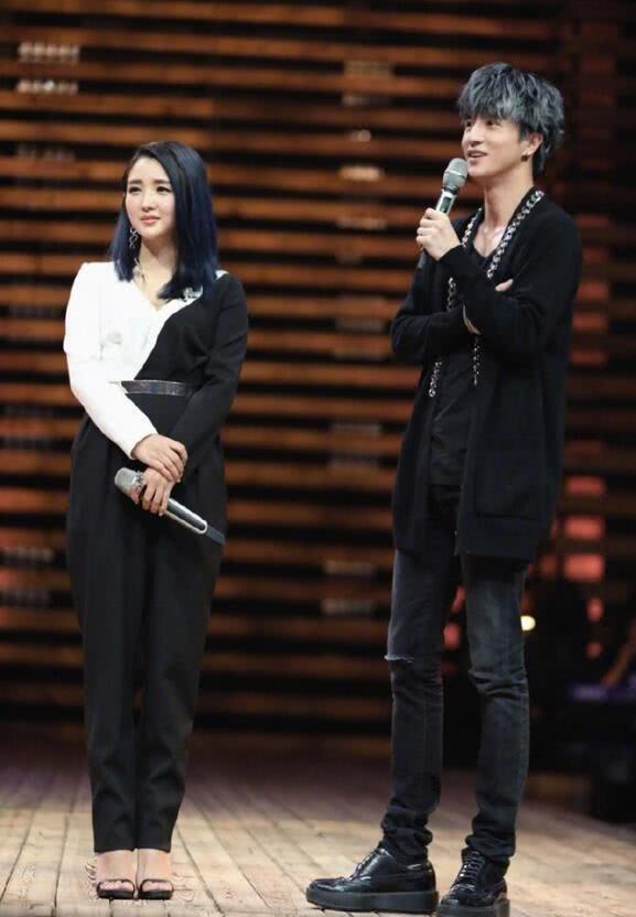 何洁“巴掌腿”火了！32岁超短裤秀17岁长腿，网友：这回真瘦了？