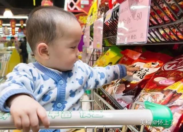  [食物]孩子爱吃的＂好吃的＂，却会影响大脑发育，不要因为宠溺就买给他