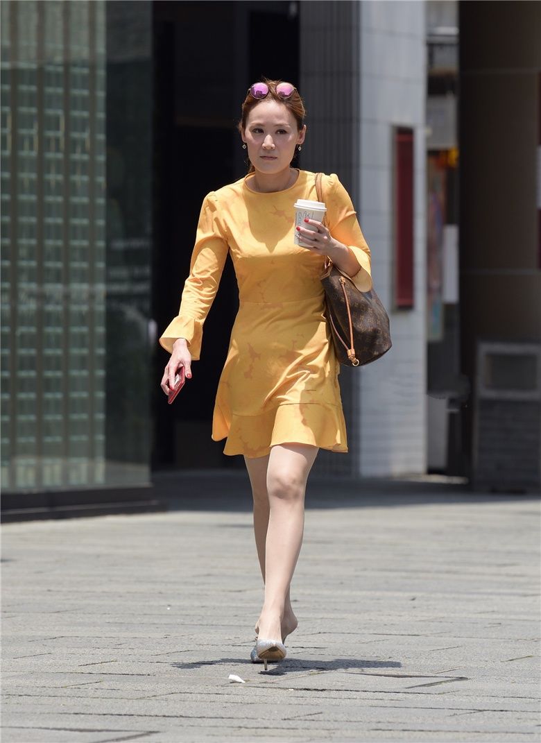 街拍联盟:阳光下的肉丝美妇,黄色套裙显得那么风韵