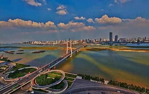  地区生产总值■中国这3个带“江”的省份，经济发展的很好，每个