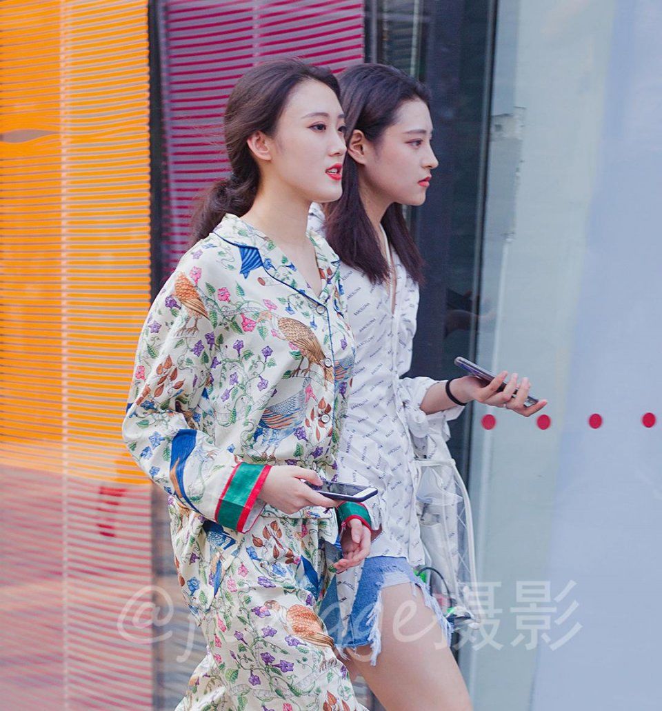 大热天，穿真丝睡衣逛街的姑娘，换上闺蜜的小皮靴或许更完美