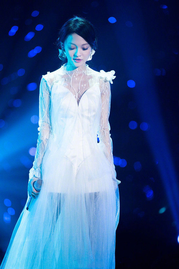 36岁张韶涵也是逆生长，薄纱裙嫩回18岁，网友：美的冒泡