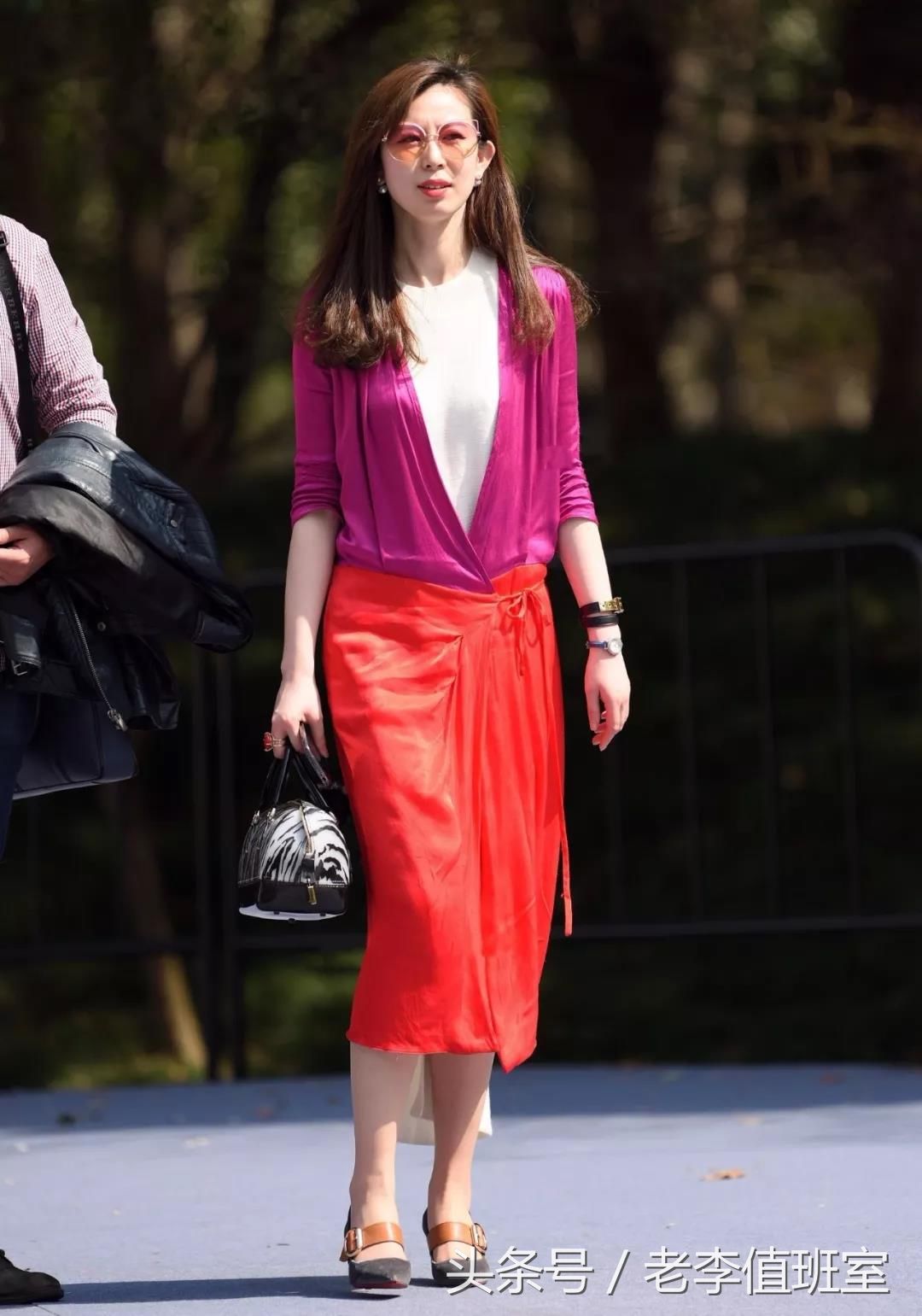 街拍:走路时衣衫飘动明艳动人的性感气质红裙美女