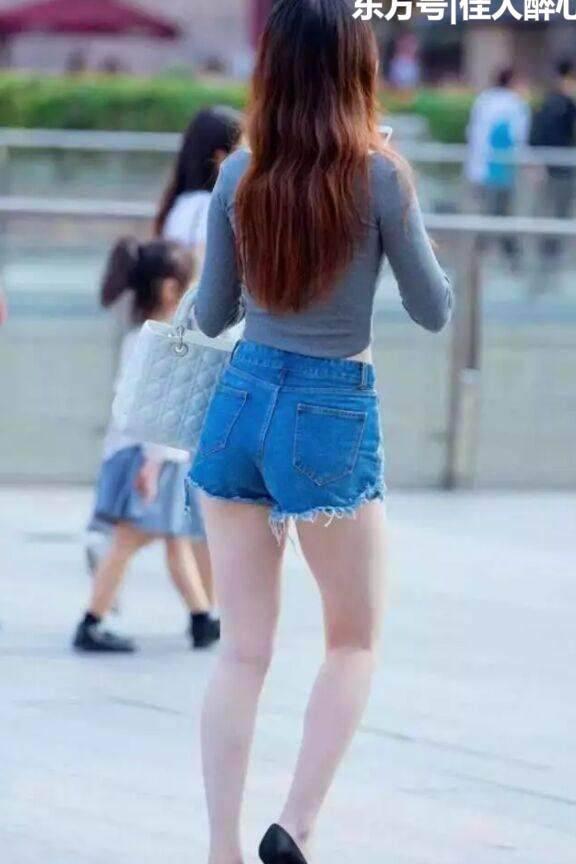 贴身短裤的小姐姐,紧紧的很显身材
