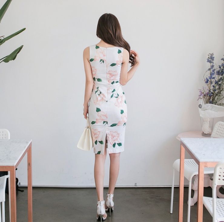 街拍:动人心扉的紧身裙美女，绽放身材的魅力，随心又时髦