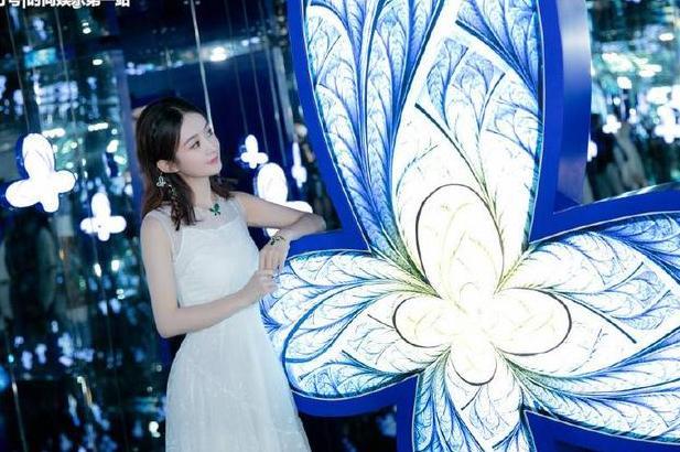 仙气白裙这样穿！颖宝气场两米八，赵丽颖美腻，热巴让人不再淡定